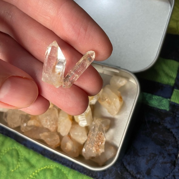 Hand Mined Jewelry size Clear and White Quartz Crystals-the whole tin - Picture 7 of 7